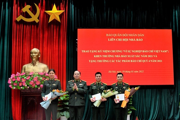 Báo Quân đội nhân dân trao tặng kỷ niệm chương “Vì sự nghiệp báo chí Việt Nam” và khen thưởng nhà báo xuất sắc năm 2021